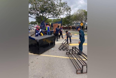 DBKL mengambil tindakan menyita sembilan gerai serta khemah perniagaan ditinggalkan di sekitar Danau Kota dan Taman Melati.