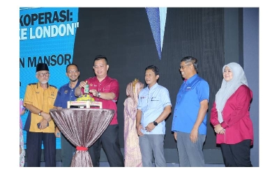 Gimik Pelancaran Minyak Kelapa Dara telah disempurnakan oleh Ketua Pengarah IKMa, Datuk Mohd Ali Mansor.