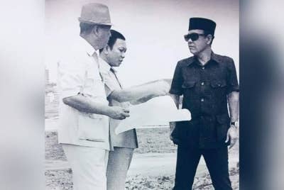Gambar dirakam sekitar tahun 1970-an, Sultan Salahuddin Abdul Aziz Shah bersama Menteri Besar Selangor, Datuk Harun Idris dan Allahyarham Mohd Tahir (tengah) ketika melakukan lawatan tapak untuk melihat perkembangan pembinaan Shah Alam. Gambar kredit FB Sahabat Shah Alam.