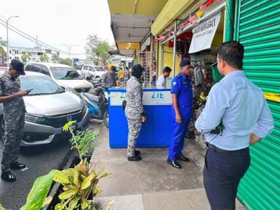 Penguat kuasa MBK menjalankan operasi bersepadu bersama polis di sekitar Jalan Bukit Ubi, Kuantan. - Foto MDK