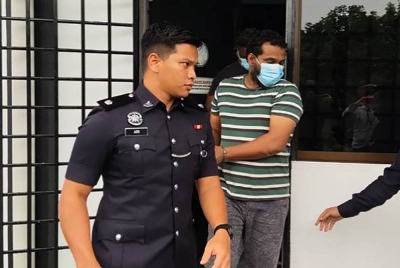 Tertuduh ketika dibawa ke Mahkamah Majistret Kulai pada Rabu. - Foto Awani