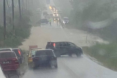 Keadaan jalan di Jalan Palong yang dinaiki air.
(Foto media sosial)