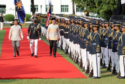 Anwar (tiga dari kiri) diiringi Marcos ketika memeriksa perbarisan kawalan kehormat pada lawatan rasmi ke Filipina di Istana Malacanang pada Rabu. - Foto Bernama