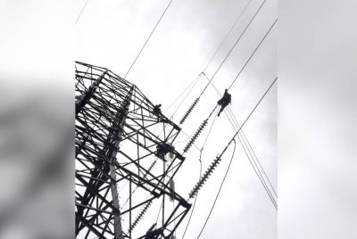 Sebanyak 28 pencawang elektrik TNB terpaksa ditutup atas faktor keselamatan, berikutan banjir yang menjejaskan lapan daerah di Johor.