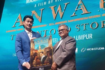 Zunar (kanan) dan Farid ketika majlis pelancaran
filem 'Anwar The Untold Story'.