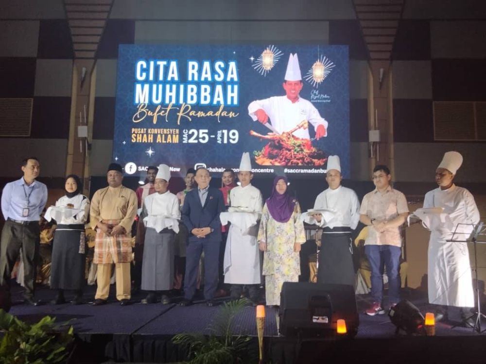 Mohd Yusof (tiga dari kiri) mengiringi Mahmud (enam dari kanan) menyempurnakan Majlis Prebiu Bufet Ramadan SACC di SACC pada Rabu.