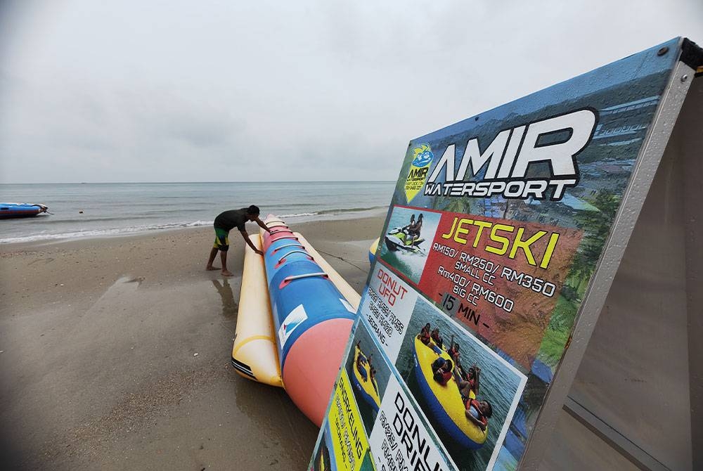 Mohd Emizal memeriksa bot pisangnya.