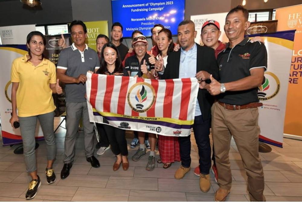Hannah (tiga, kiri) bersama bekas atlet Malaysia selepas melancarkan Kempen Kutipan Amal 'The Spirit of Olympism 2023' pada Majlis Pelancaran Logo Baharu Persatuan Olimpian Malaysia di I-City Shah Alam. - Foto Bernama