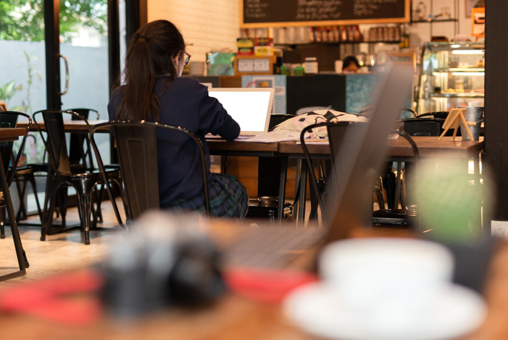Tidak salah pun mahu 'study' di restoran makanan segera atau di kafe tetapi perlu ada 'common sense'. - Foto hiasan/123RF
