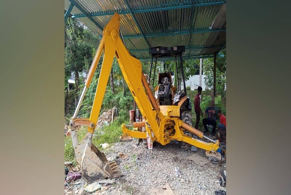Jengkaut yang disyaki dicuri di Aur Gading ditemui susulan penahanan dua suspek di Gua Musang, Kelantan pada 27 Februari lalu.