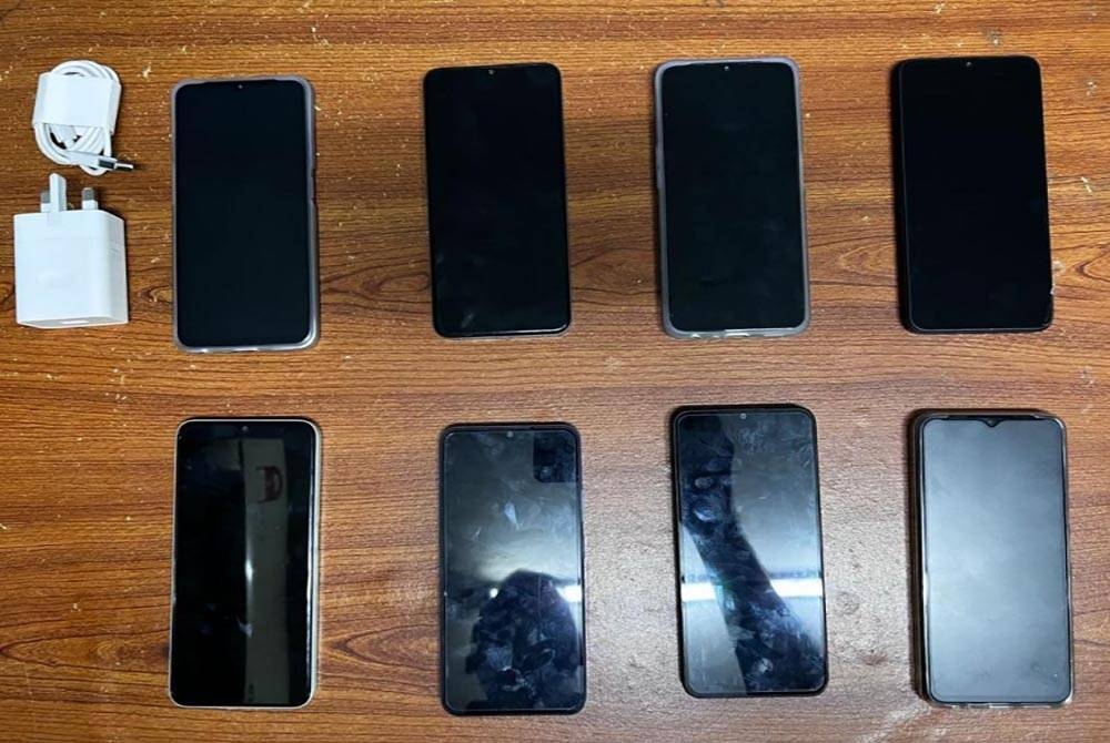 Telefon bimbit yang dirampas daripada enam remaja yang terlibat dalam kejadian pecah masuk kedai telefon bimbit di Kampung Baru Jerkoh, Benta.