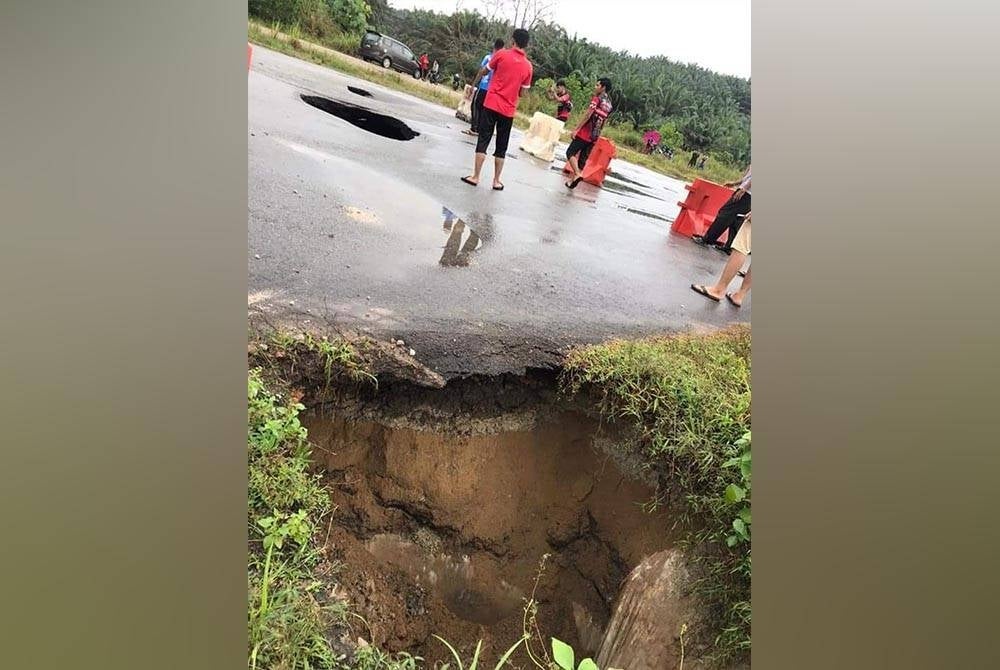 Keadaan hakisan yang berlaku di KM73 Jalan Kuantan-Segamat, Pekan.