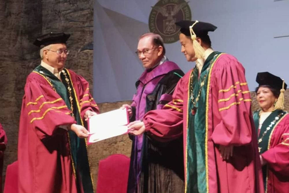 Anwar dianugerahkan Ijazah Kehormat Doktor Undang-Undang oleh Universiti Filipina pada Khamis. - Foto Bernama