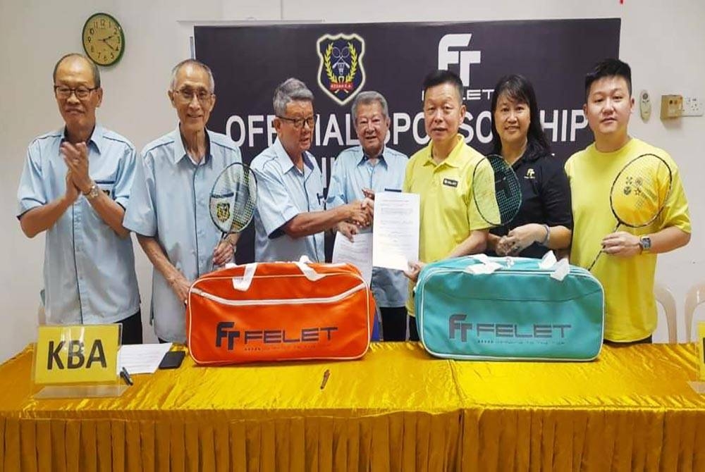 Pengarah Urusan Felet International Holding Sdn Bhd, Datuk Teo Tong Wah (tiga kanan) dan Presiden KBA, Datuk Teoh Teng Chor (tiga kiri) pada majlis simbolik serahan penajaan di Alor Setar baru-baru ini.