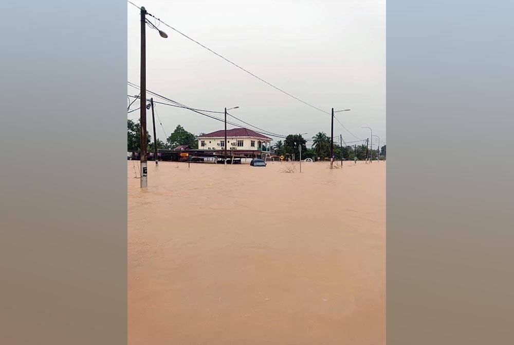Keadaan banjir di sekitar Chaah, Segamat.
