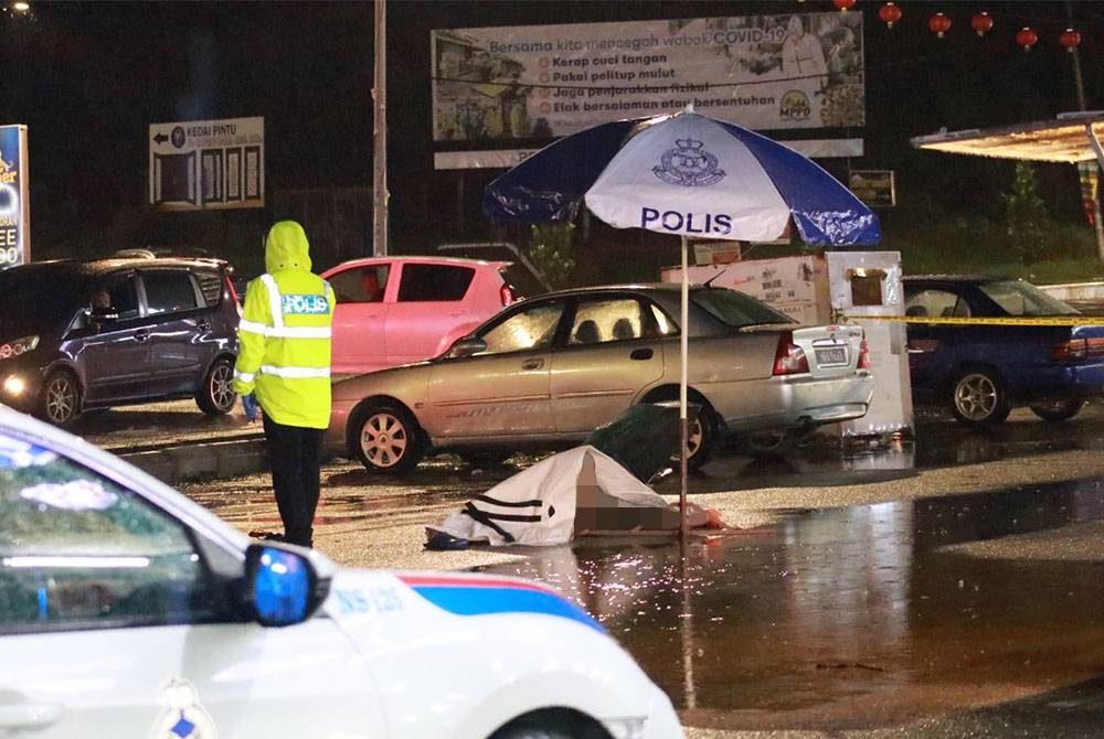 Mangsa ditemui terbaring di atas jalan iaitu di kawasan parkir dalam keadaan tidak sedarkan diri dan berlumuran darah.