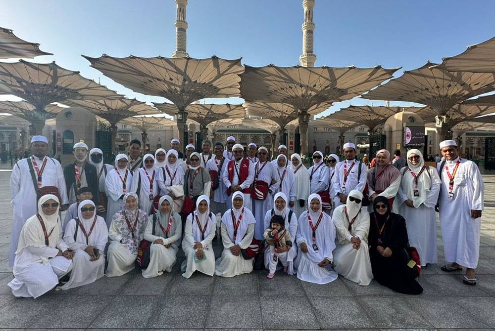 Antara jemaah- jemaah umrah kelolaan EMRAZ Travel & Tours yang masih berada Tanah Suci untuk menunaikan ibadah umrah.