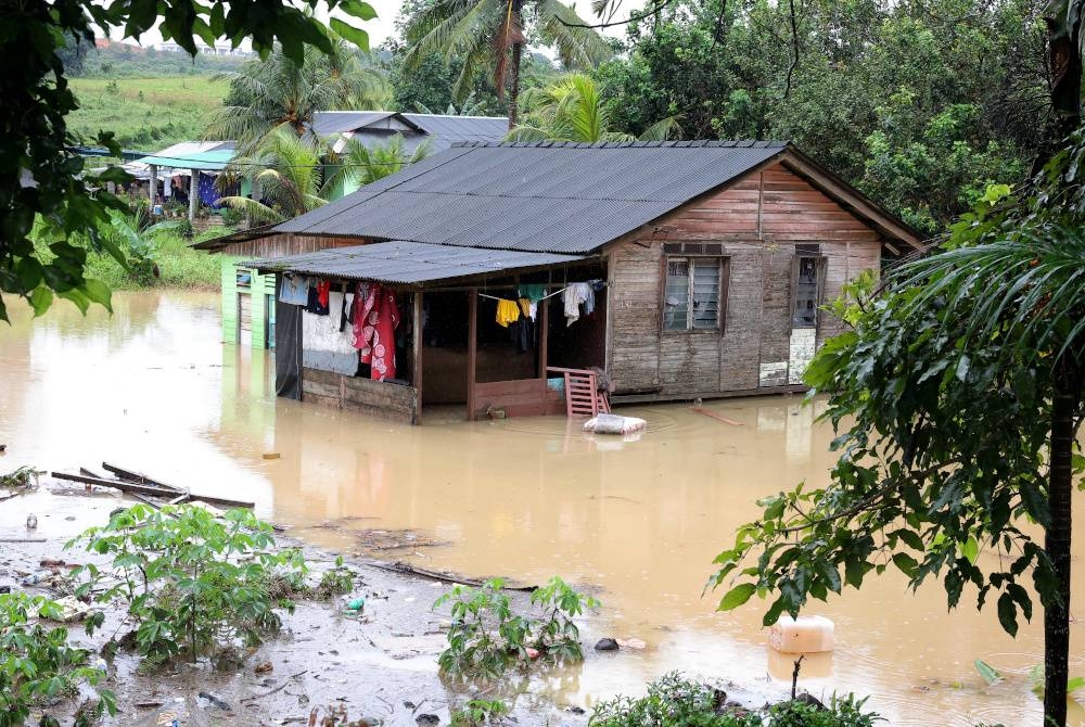 Keadaan banjir yang melanda salah sebuah rumah penduduk kampung di Johor. - Foto Bernama