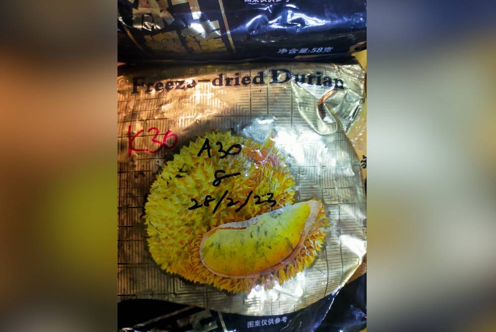 Dadah jenis Methamphetamine diletakkan di dalam bungkusan plastik berwarna keemasan yang tertera tulisan 'Freeze-dried Durian'.