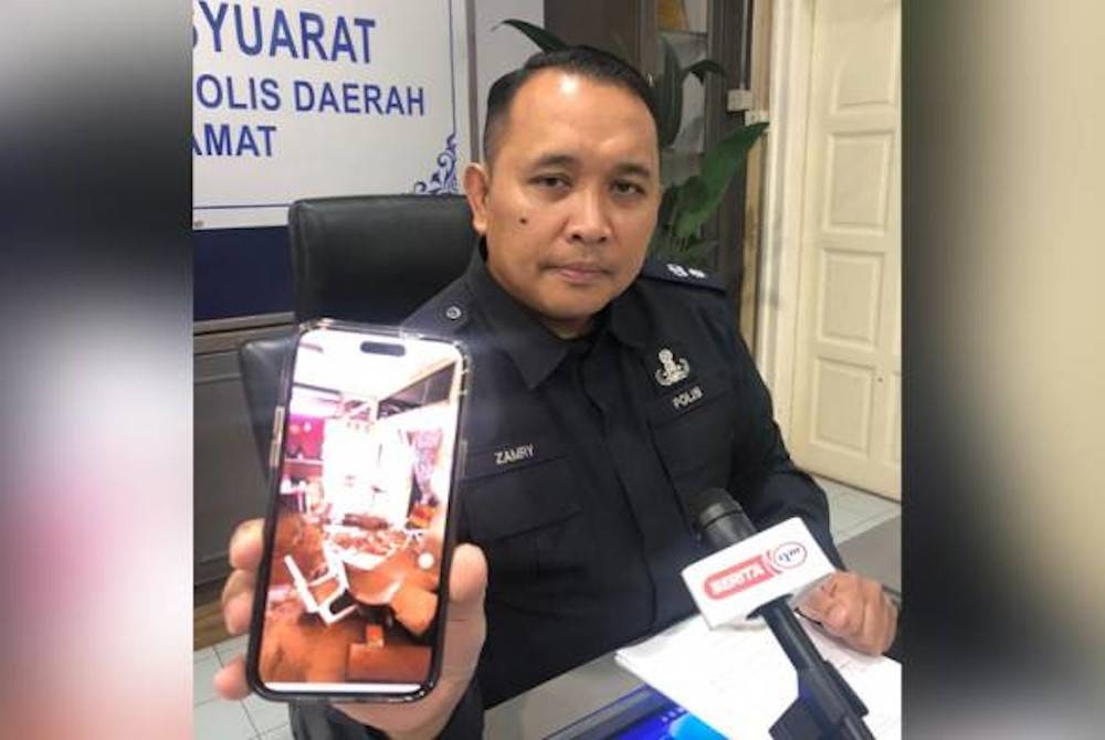 Ahmad Zamry menunjukkan keadaan rumah salah seorang mangsa banjir yang ditemukan maut di Jalan Kwongsai, Chaah, Segamat, pagi tadi. - Foto Astro AWANI