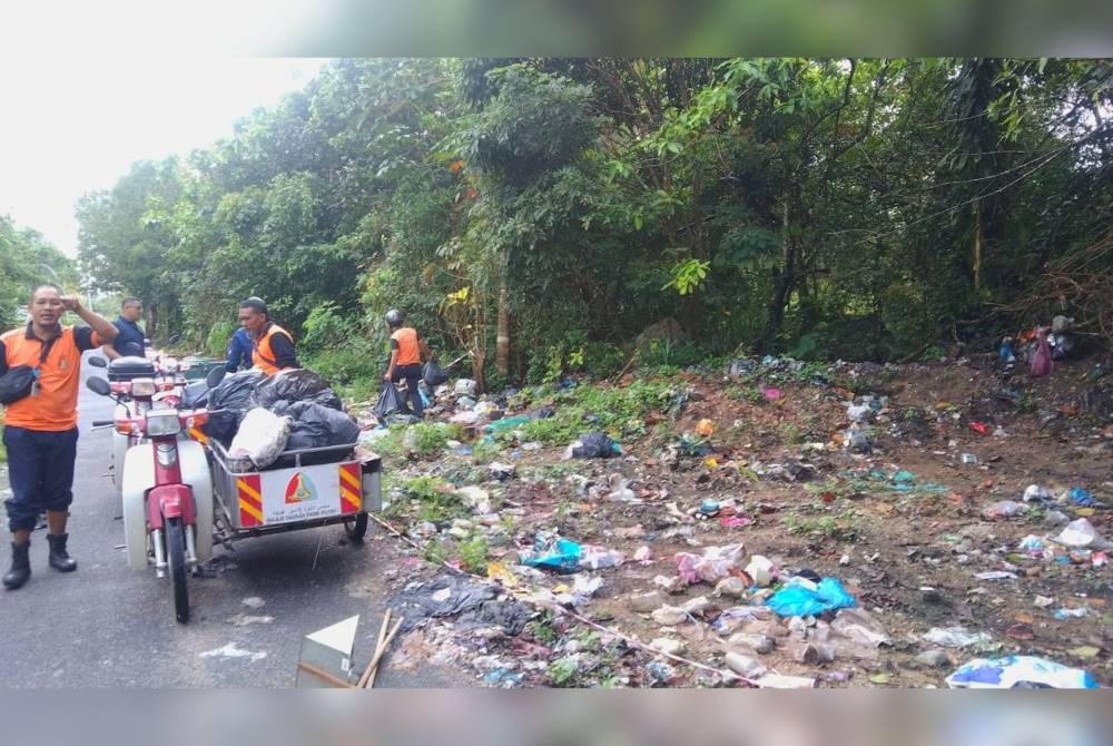 Kerja-kerja pembersihatan dilakukan oleh MDPP pada Khamis di tapak pembuangan sampah haram di Jalan Yaakob Samba, Wakaf Lanas, Pasir Puteh.
