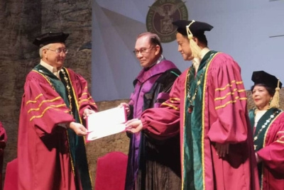 Anwar dianugerahkan Ijazah Kehormat Doktor Undang-Undang oleh Universiti Filipina pada Khamis. - Foto Bernama