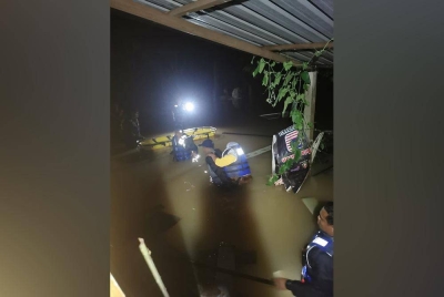 Anggota penyelamat membantu mangsa banjir di Kampung Jawa Baru Chaah, Segamat.
