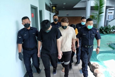 Ketiga-tiga tertuduh ketika dibawa keluar dari Mahkamah Majistret di Melaka, pada Khamis.