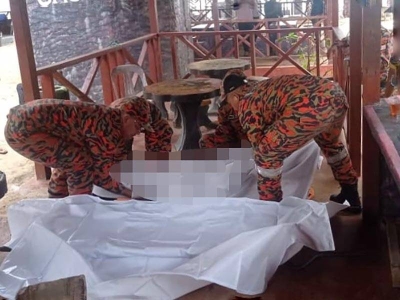 Anggota bomba mengangkat mayat mangsa yang ditemukan lemas berhampiran sebuah resort di Marang, pada Khamis. -Foto: Ihsan Bomba