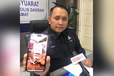 Ahmad Zamry menunjukkan keadaan rumah salah seorang mangsa banjir yang ditemukan maut di Jalan Kwongsai, Chaah, Segamat, pagi tadi. - Foto Astro AWANI