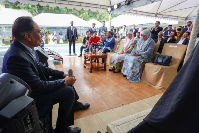 Perdana Menteri Datuk Seri Anwar Ibrahim mendengar pertanyaan dalam sesi soal jawab pada majlis ramah mesra bersama rakyat Malaysia di Filipina. - Foto Bernama