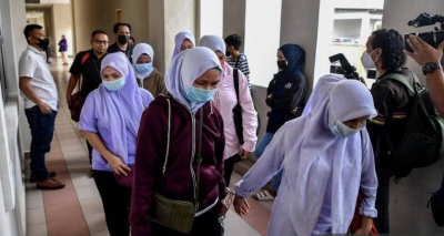 Seramai 27 warga Indonesia dihukum penjara tiga bulan kerana memiliki kad pengenalan palsu.- Foto Bernama. 