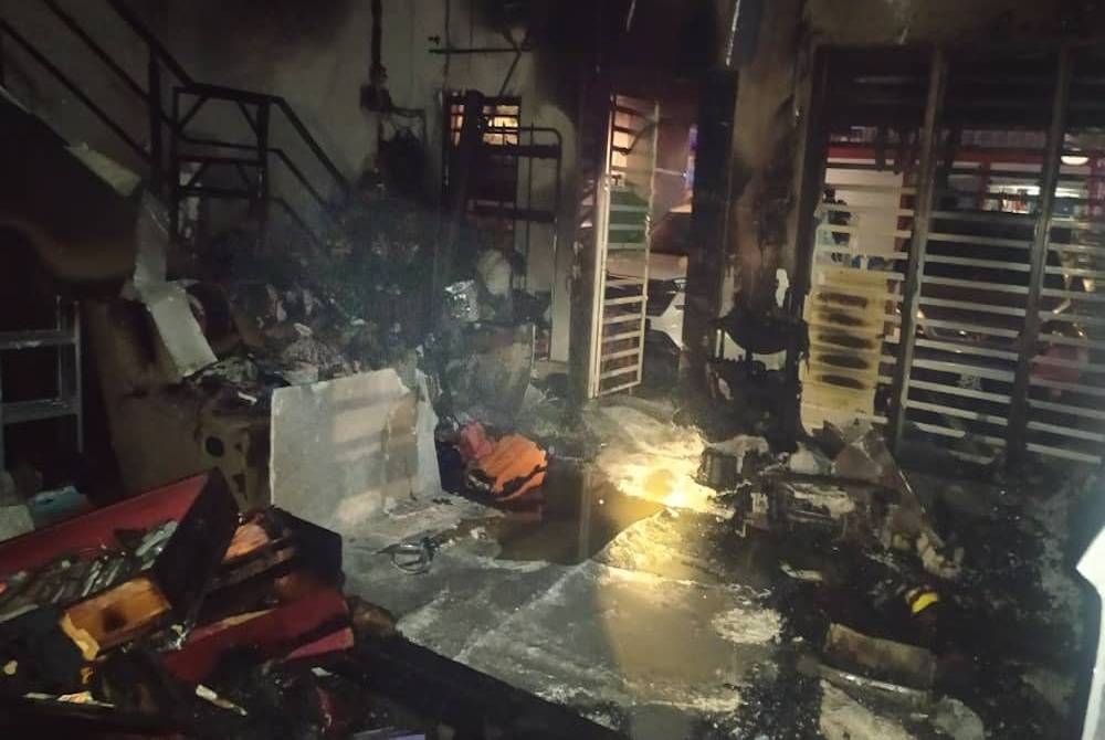 Kebakaran membabitkan ruang tamu sebuah rumah yang dihuni enam sekeluarga di Taman Suria, Ipoh. - Foto ihsan bomba