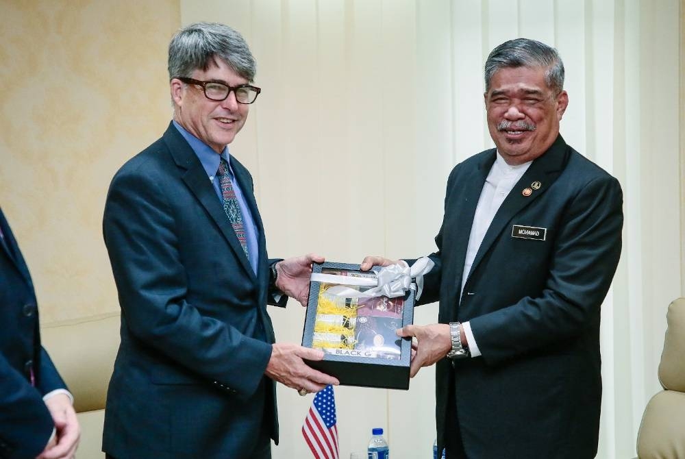 Brian McFreeters ketika mengunjungi Mohamad di Menara LPP, Kuala Lumpur pada Rabu.