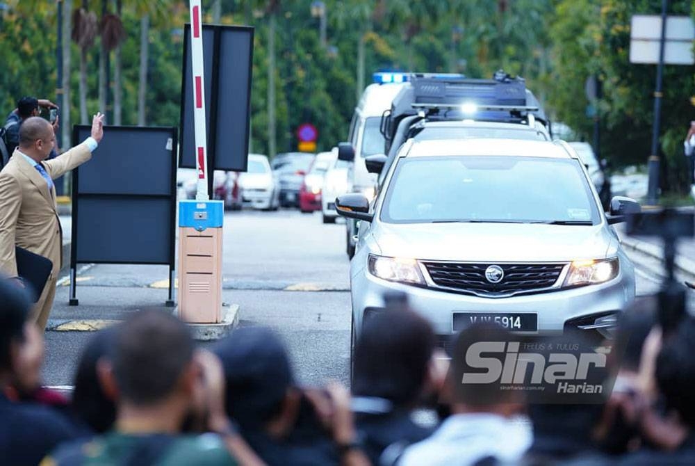 Bekas Perdana Menteri Datuk Seri Najib Tun Razak hadir dengan menaiki kenderaan Jabatan Penjara Malaysia ke Kompleks Mahkamah Kuala Lumpur hari ini.