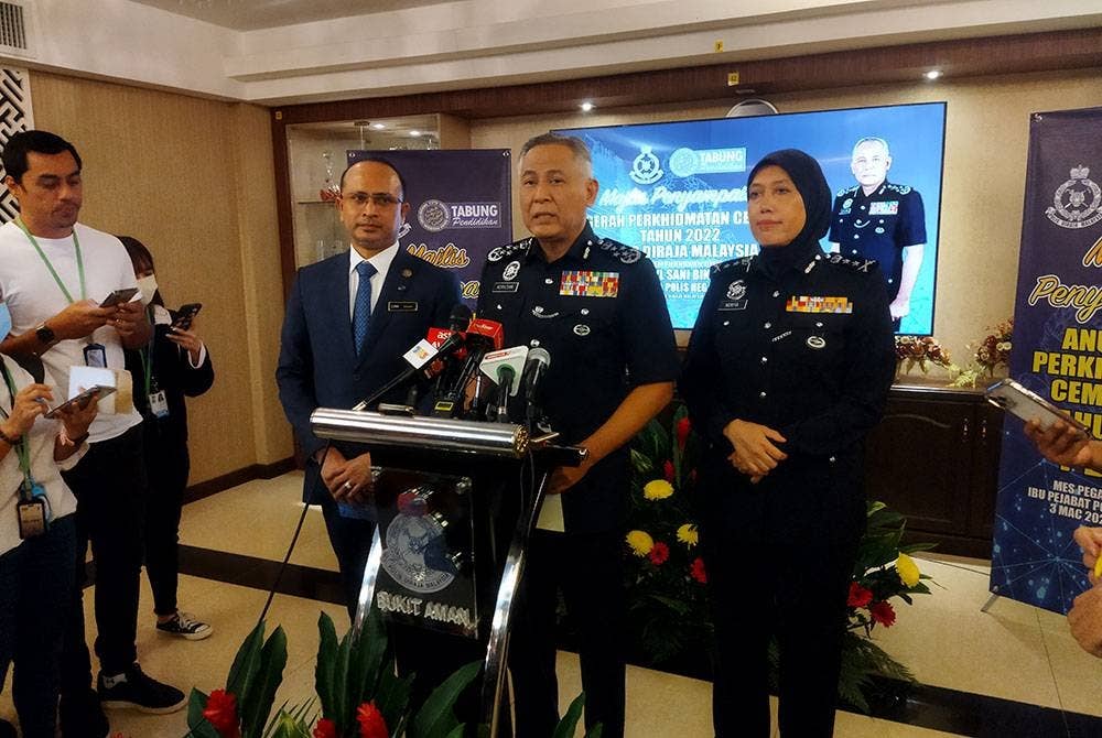 Acryl Sani (Gambar kecil: Laporan Sinar Harian).