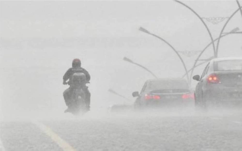 Hujan lebat diramalkan berlaku di Pantai Timur Semenanjung Malaysia, Barat Sarawak dan Utara Sabah sehingga akhir Mac ini. - Gambar hiasan