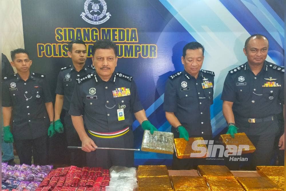 Azmi (tiga dari kanan) menunjukkan dadah jenis ganja yang berjaya dirampas daripada tiga sindiket yang bergiat aktif di Lembah Klang.