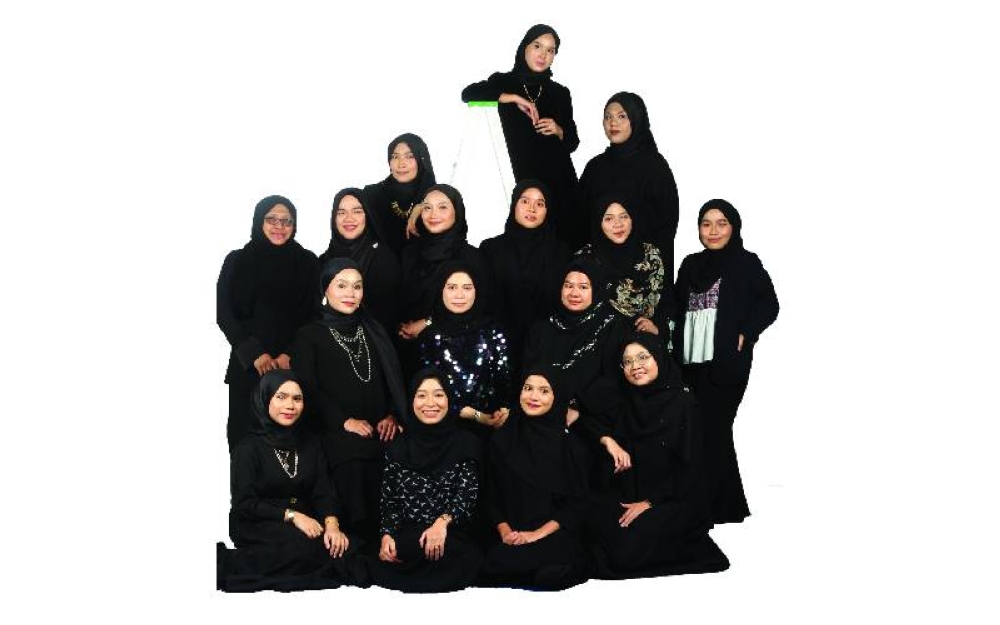 Ketua Pegawai Operasi, Terminex Pest Control Sdn Bhd, Intan Noorafniza (barisan kedua, dua dari kiri) bersama tenaga kerja wanita yang bekerja keras memberi khidmat terbaik untuk semua servis yang ditawarkan di Terminex.