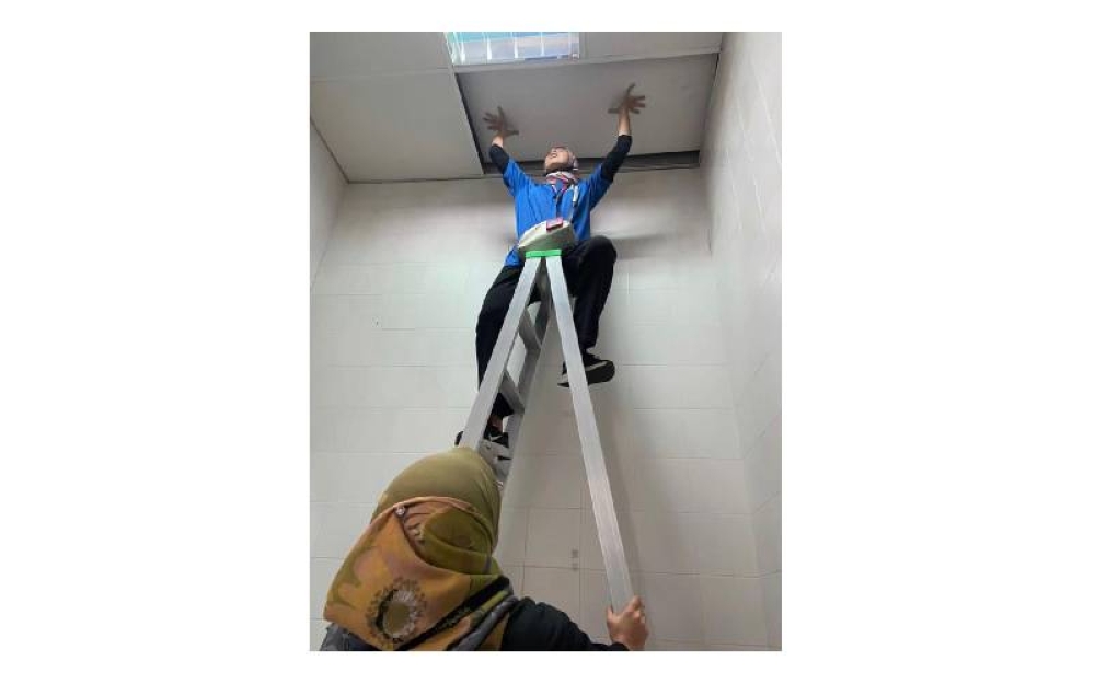 BERDEDIKASI. Salah seorang pekerja wanita Terminex sedang melakukan pemeriksaan tikus di sebuah premis barubaru ini.