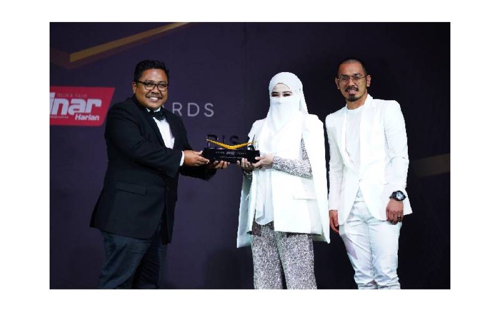 Pengasas Skin Dessert, Zirra Abdullah menerima trofi Bisnes Sinar Harian Awards (BISA) daripada Ketua Pengarang Kumpulan Sinar Harian, Zamri Rambli pada 23 Februari lalu.
