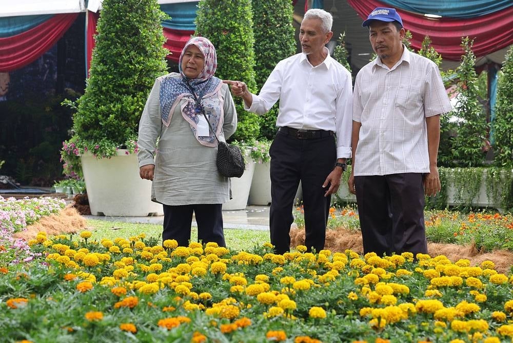Pengarah Jabatan Pembangunan Landskap dan Rekreasi Dewan Bandaraya Kuala Lumpur (DBKL) Zulkifli Endut (tengah) membuat tinjauan persiapan terakhir sempena Festival Taman Kuala Lumpur di Taman Tasik Titiwangsa hari ini.