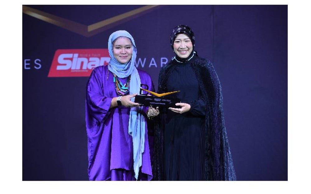 Dr Sari Chairunnisa Sp.KK (kanan) menerima trofi Bisnes Sinar Harian Awards (BISA) daripada Ketua Pegawai Eksekutif Grup Sinar Karangkraf, Farah Hussamuddin pada 23 Februari lalu.