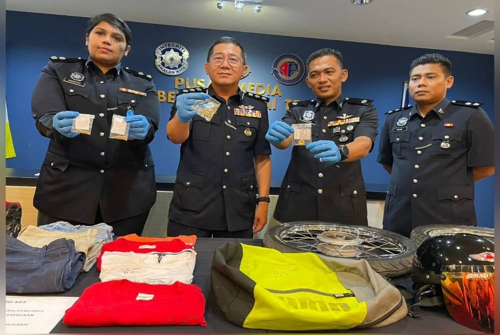 Cheng San (dua dari kiri) menunjukkan barang-barang yang dirampas.