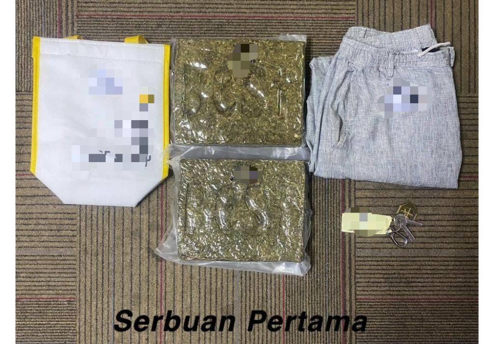 Polis merampas dadah jenis ganja dan beberapa bahan bukti lain setelah membuat serbuan pertama di kawasan parkir sebuah kondominium Sri Damansara, dekat sini.