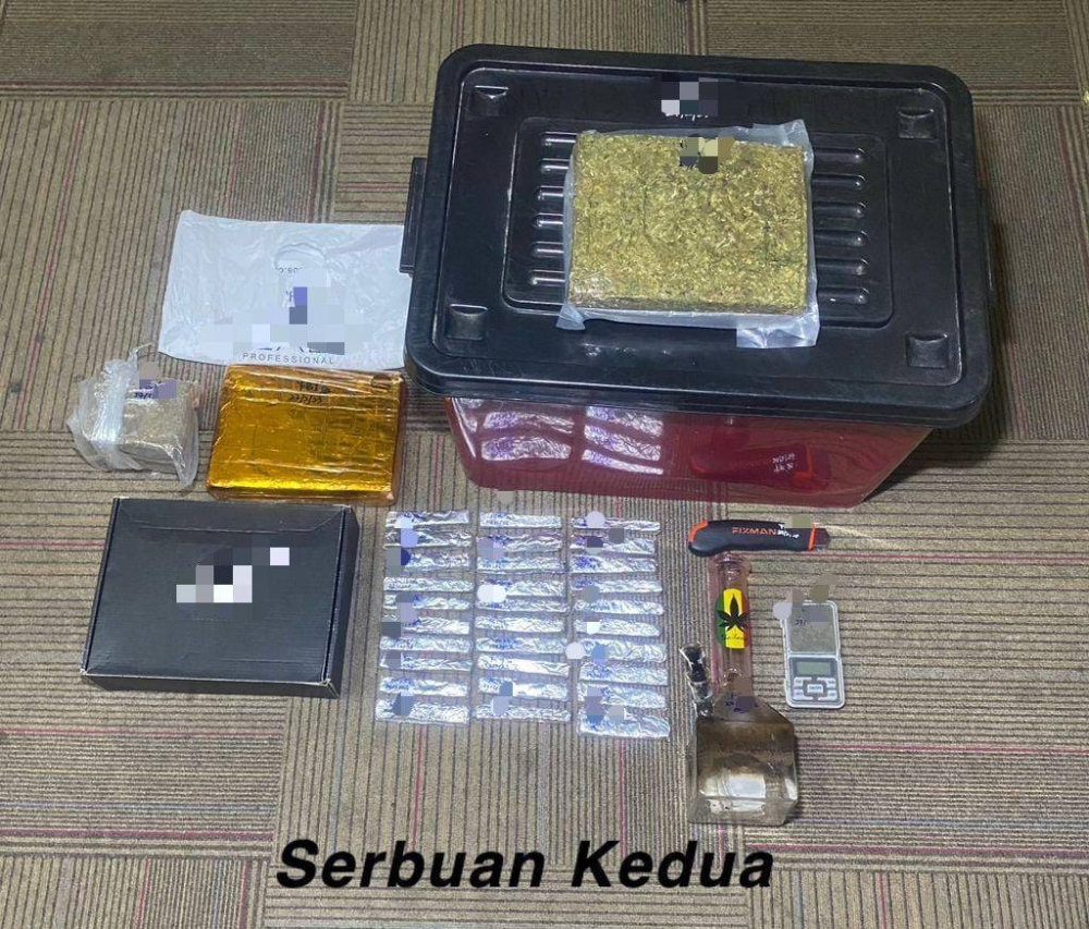 Polis merampas dadah jenis ganja dan beberapa bahan bukti lain setelah membuat serbuan kedua di sebuah rumah di Sungai Buloh, Selangor pada Isnin.