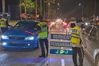 PATI mudah panik apabila berdepan sekatan jalan raya sekali gus mengundang bahaya kepada pengguna jalan raya yang lain. - Gambar hiasan