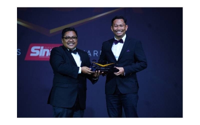 Pengarah Urusan MADAD, Mohammad Yaakub Yusra (kanan) menerima trofi Bisnes Sinar Harian Awards (BISA) daripada Ketua Pengarang Kumpulan Sinar Harian, Zamri Rambli pada 23 Februari lalu.
