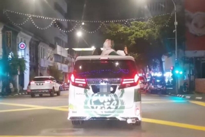 Tangkap layar aksi berbahaya tiga remaja mengeluarkan kepala melalui sunroof MPV yang sedang bergerak. - Foto Ihsan pembaca