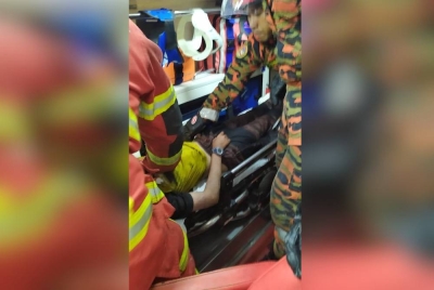 Anggota memberi rawatan kepada mangsa yang kritikal akibat terhidu asap tebal dalam kejadian kebakaran rumah di Taman Suria, Ipoh. - Foto ihsan bomba